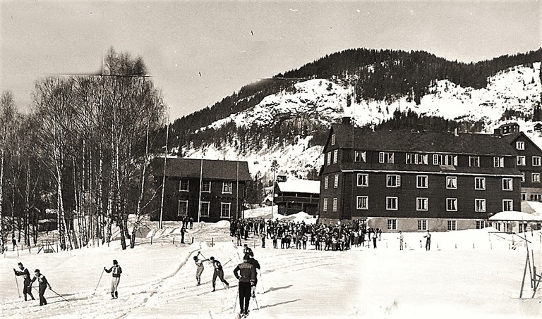 Valdres folkehøgskole har valgt å beholde sitt særpreg med lafta/tømmer-uttrykk som gir en atmosfære fra Asbjørnsen & Moes eventyrfortellinger. 